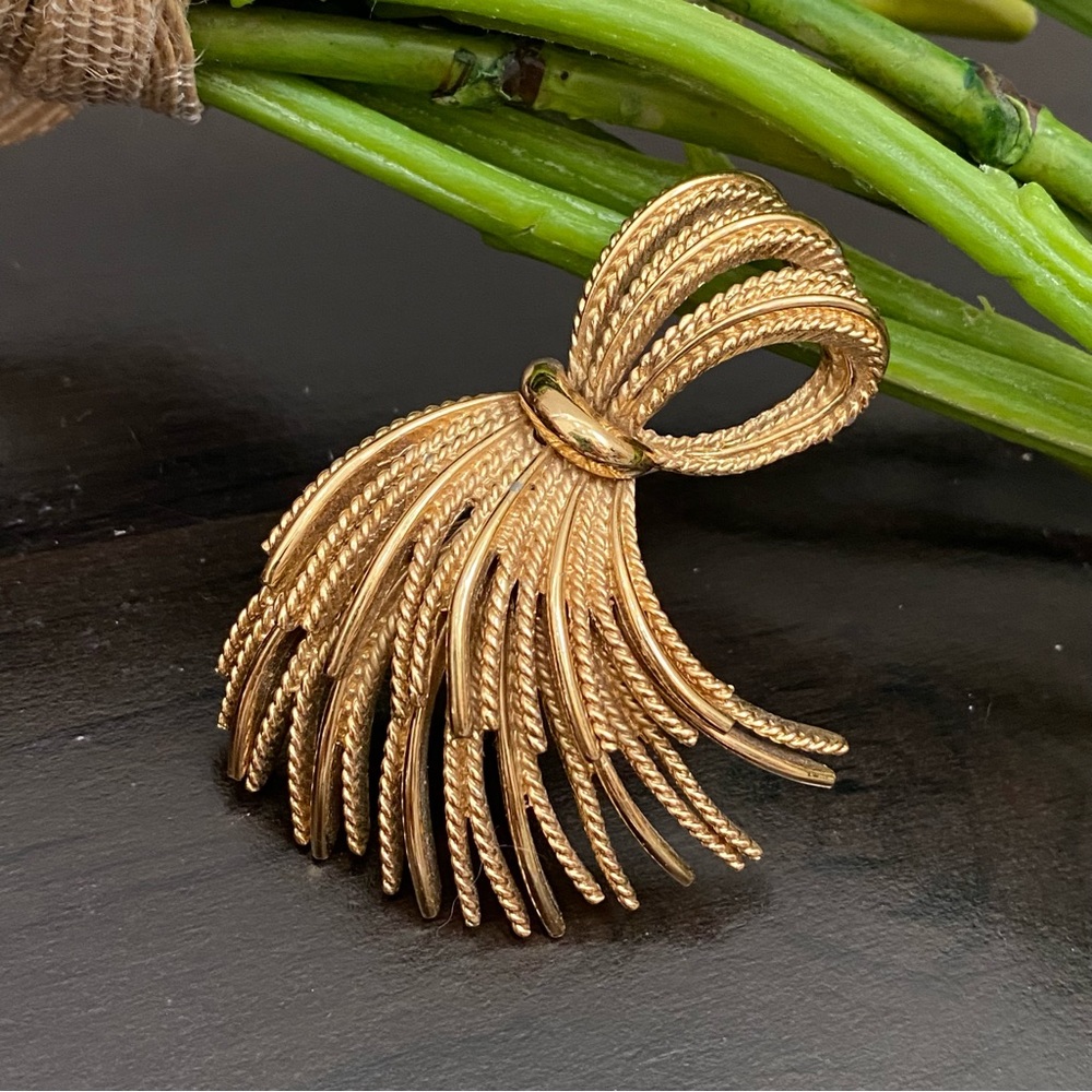 Vintage Signed MONET Gold-tone Twisted Knot Bow Brooch